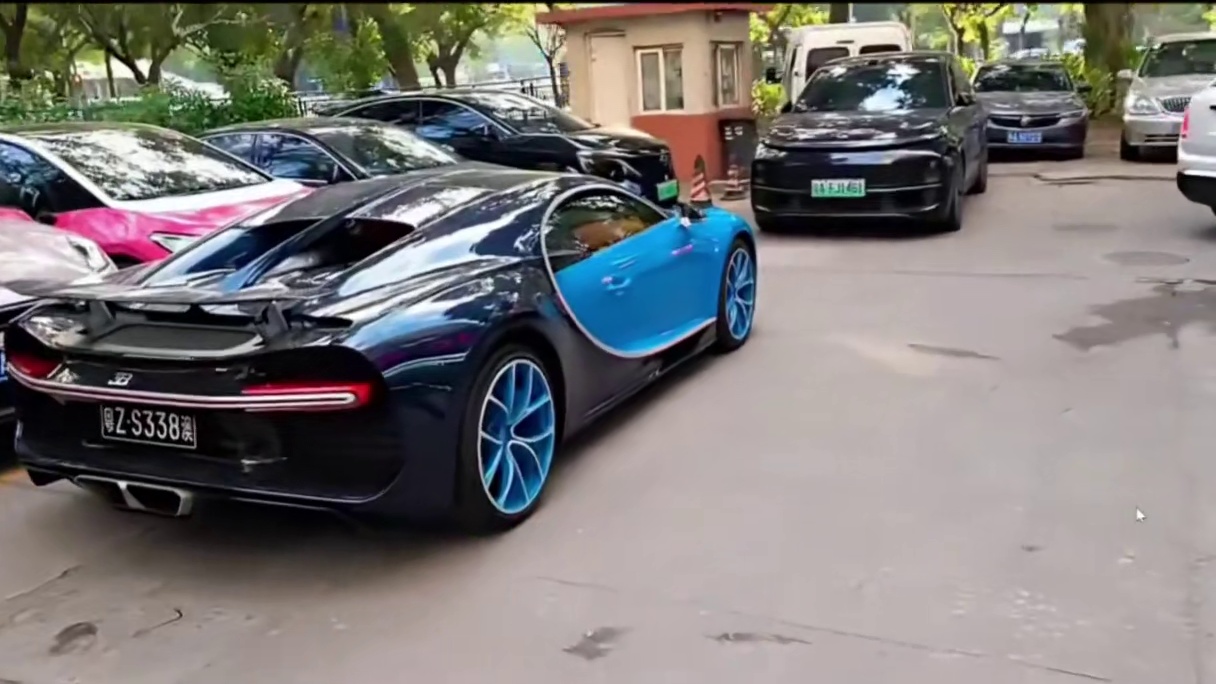 水友开库里南太有实力了#小小小酷哥 #库里南 #法拉利 #布加迪chiron #名场面