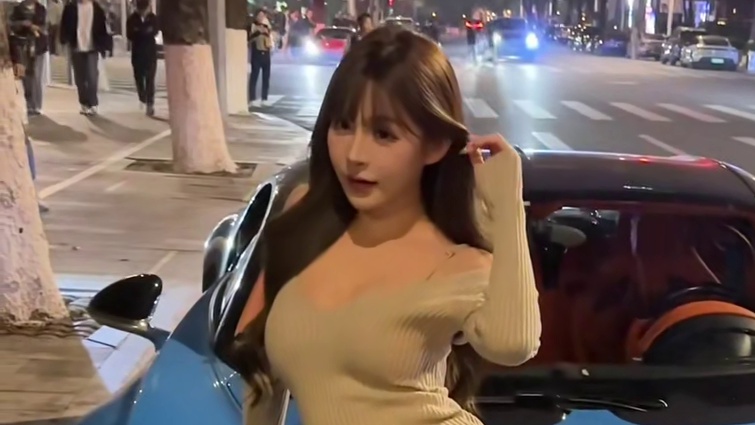 专业摄影师小小酷给美女模特拍写真照片，这身材真的太好看太棒了，布加迪配美女谁能不心动！