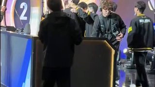 狼隊(duì)奪冠現(xiàn)場直擊！如果用一首歌來形容這685天經(jīng)歷重重考驗(yàn)的狼隊(duì)，也許就是你現(xiàn)在聽到的這首——倔強(qiáng)
