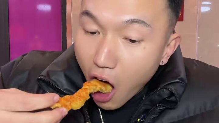 彭州的朋友！出来吃串串咯，毕竟也不贵#钱串串 #彭州美食 #串串香