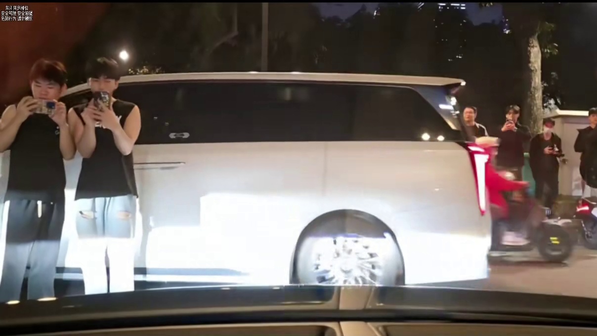 赤龙惊现广州路人惊到了全围上来拍照#小小小酷哥 #布加迪chiron