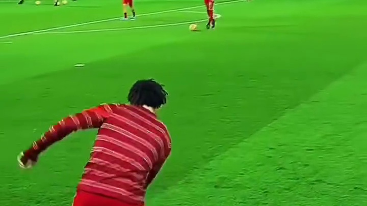 利物浦球员，热身秀球技。