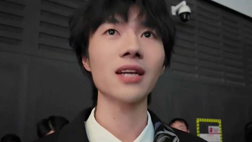 虽全胜夺冠却也历经考验，此时的狼队选手们有何感言呢？老大哥宁清在台下也有话想说，一起听听他们的心声吧