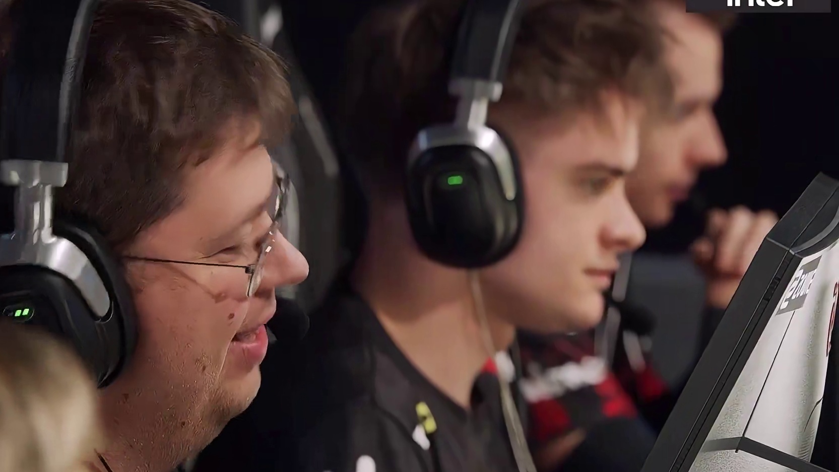 职业赛场离谱瞬间：karrigan A小终极马枪，对手从容拆包