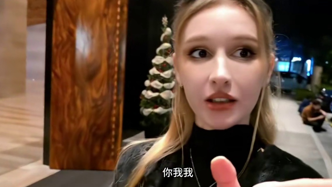 给俄罗斯小姐姐送个花#小小小酷哥 #俄罗斯 #外国人 #一束花的仪式感