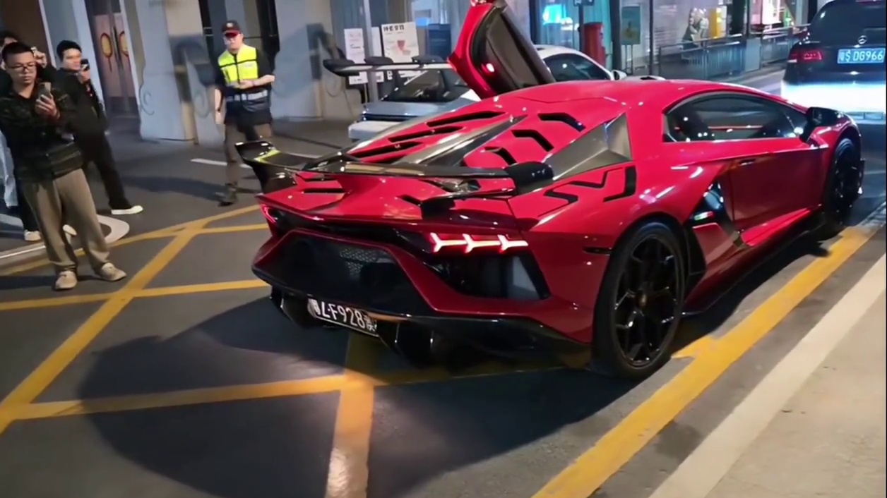 V12发动机的轰鸣声会掩盖一切闲言碎语#兰博基尼 #兰博基尼svj #组织1995