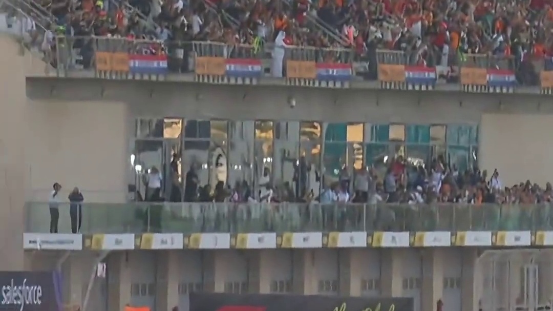 F1阿布扎比大奖赛正赛发车 维斯塔潘顺利领跑，皮亚斯特里超越诺里斯升至第二#F1 #维斯塔潘 #皮亚