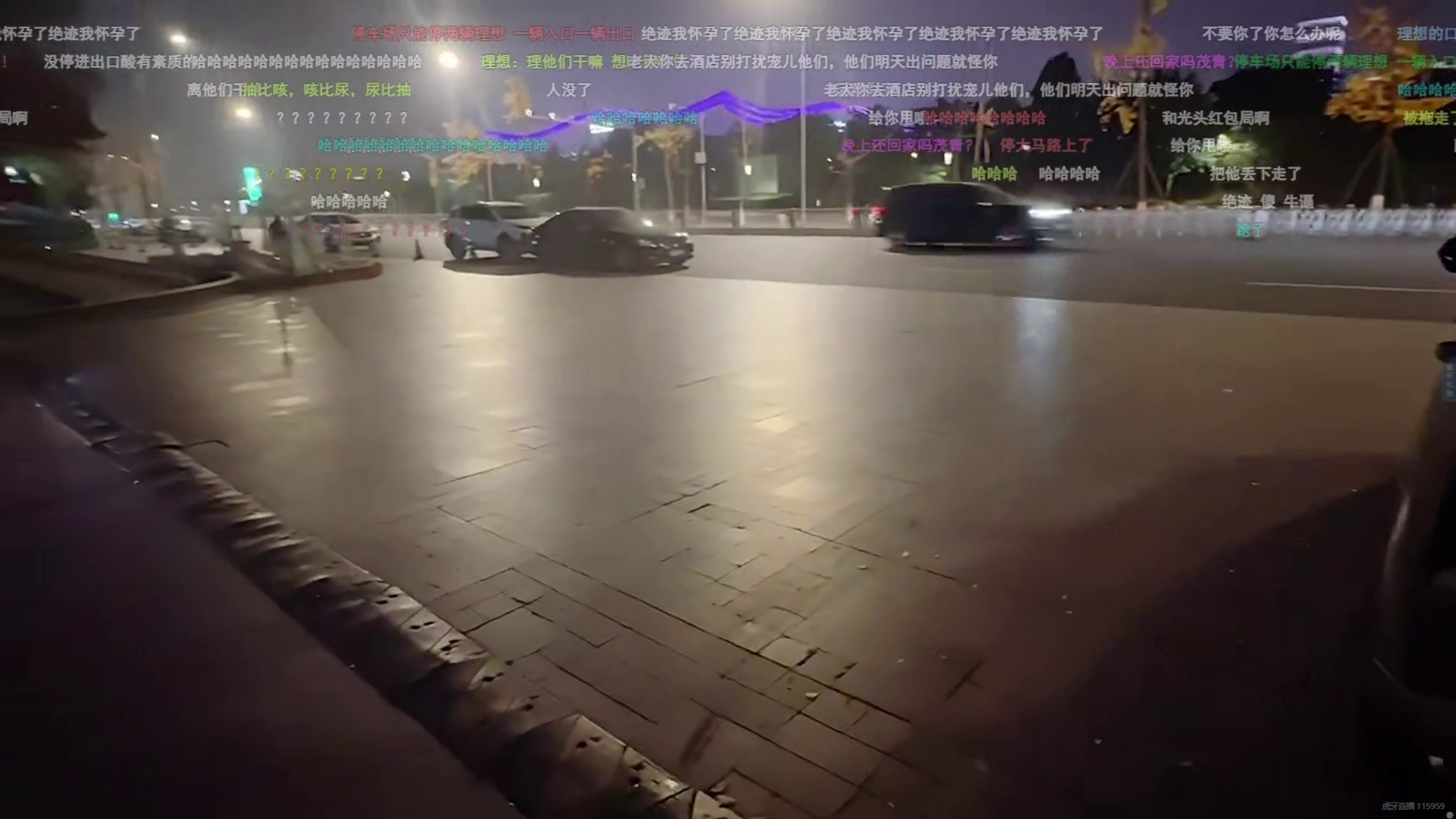 倔鸡带着林威跟司机美黎去线下真实大光头 倔鸡下车抽烟 林威看见水友发的大光头肌肉照 直接变成软蛋威胁