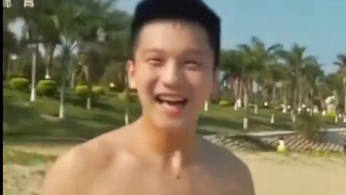 曾经有个访问 主持人：你见过的最强球员是谁？ 齐达内：巴西的罗纳尔多 樊振东在央妈镜头下自称罗纳尔多·小胖，哈哈哈，这是怎样的一段缘分呀，也太美好了，来看看央妈镜头下的足球咚咚吧 ​​​