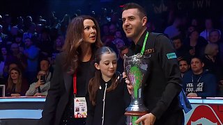 斯諾克英錦賽頒獎(jiǎng)，塞爾比和家人合影，時(shí)隔九年再捧起獎(jiǎng)杯！