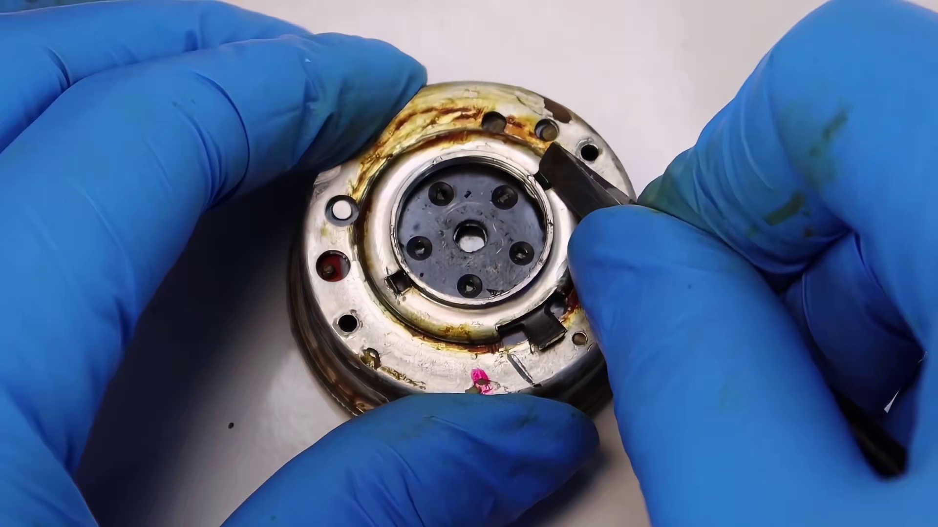 沉睡半世纪的相机被完全解体，修复组装过程太治愈了