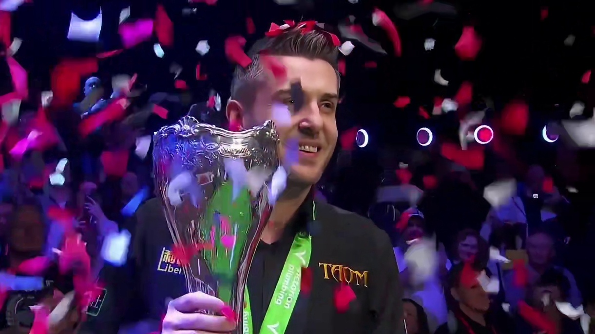 用一场无可挑剔的胜利，宣告王者归来 第三套三大赛收入囊中，请欣赏，马克·塞尔比捧杯时刻