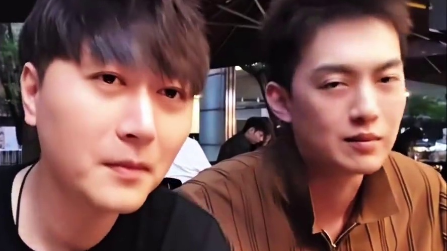 和兄弟出门泡妞给自己留一份心眼
#小小小酷哥 #组织1995