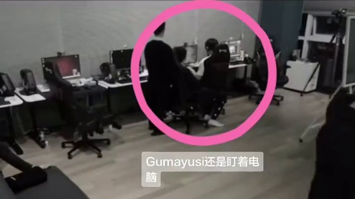 直播帮宙斯说话，上节目大方提到Gumayusi 他已经尽最大可能在保护队友们，有些人居然还能发表“为什么Faker不给宙斯开高工资”，“为什么不施压管理层停止轮换Gumayusi”这种巨婴言论，真的无语 ​​​