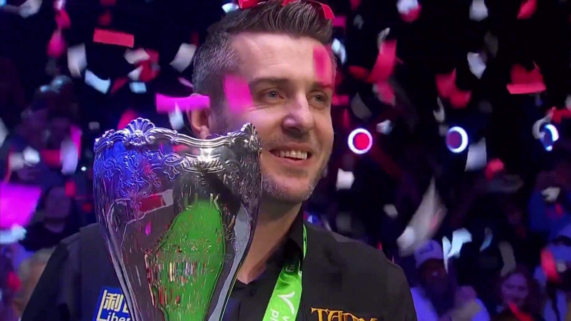 2025斯诺克英锦赛决赛，马克·塞尔比10:8战胜贾德·特鲁姆普，夺得冠军，这是他的第三个英锦赛冠军