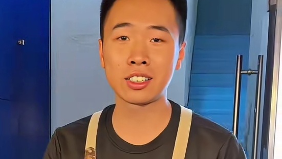 夜宵吃了5份烤冷面！！猜猜我花了多少？