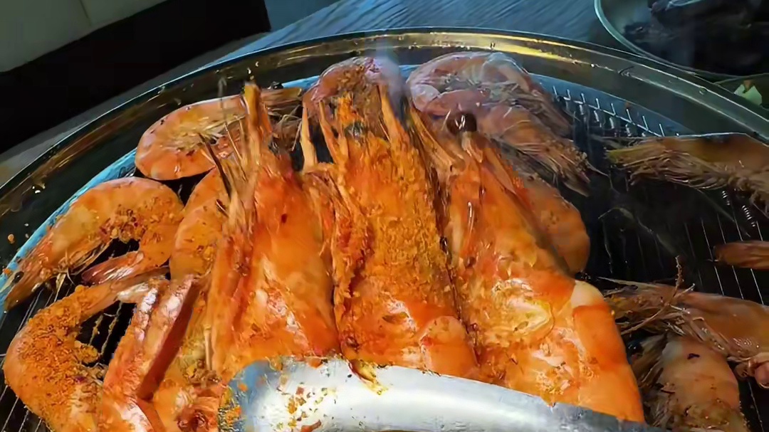 好喜欢藏在钦州巷子里的烟火气烤肉店，有点难找，但真的巨巨好吃