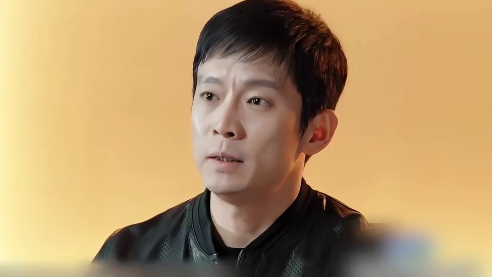 看到制片人对黄龄和赵奕欢的态度，才懂了黄渤的那句话