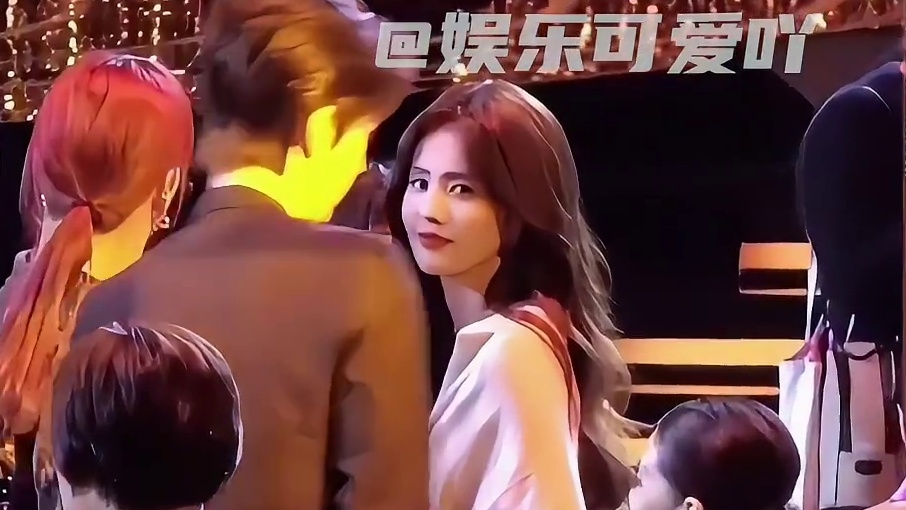 张凌赫偷瞄白鹿，被网友发现了！