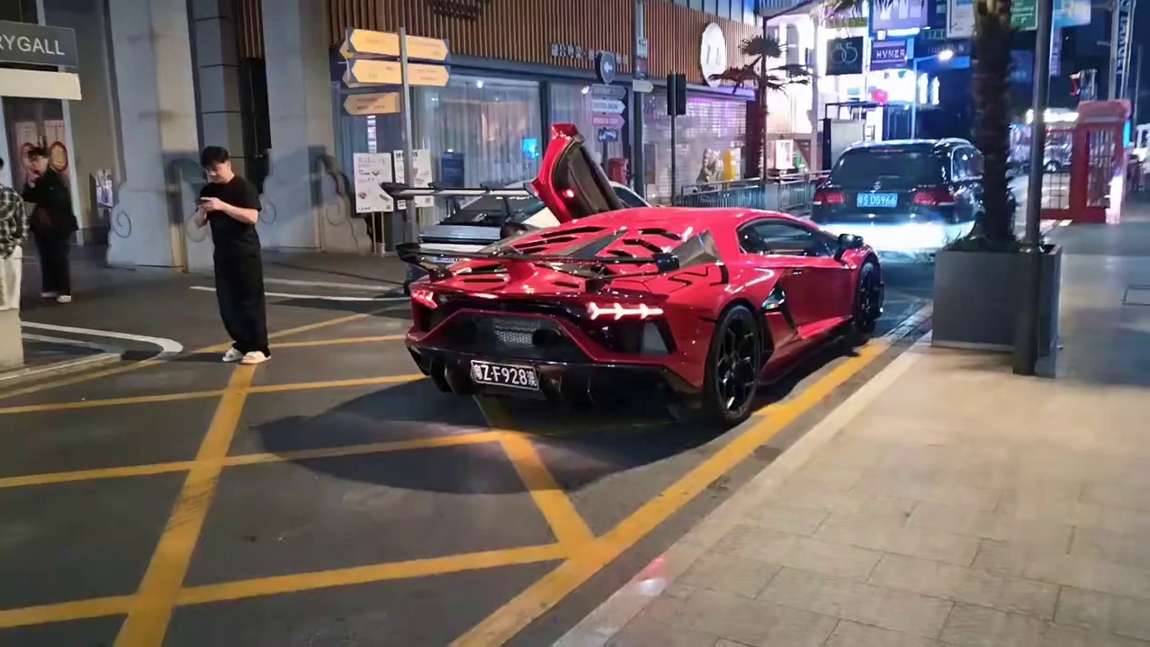 多台兰博基尼喷火！太炸裂了