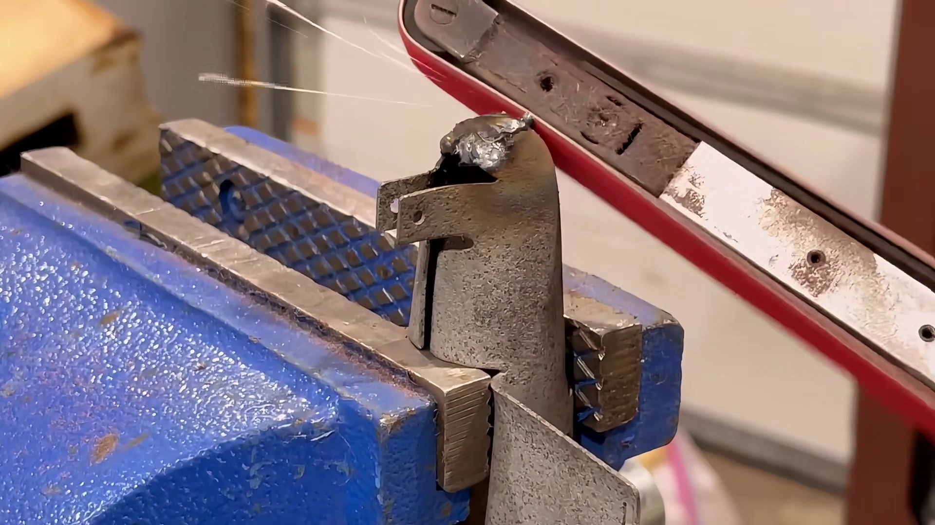 从尘埃里的锈迹废铁，到惊艳时光的折叠翼飞机，这是跨越 80 年的童年记忆