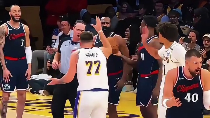 左右开弓，两支球队的球员同时向裁判摊手的场面倒也罕见