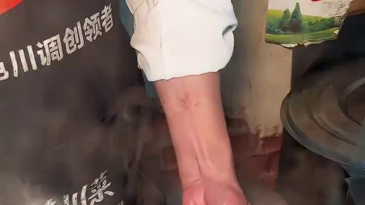 天冷就适合喝热呼的羊杂可，13块钱一碗，料非常的多