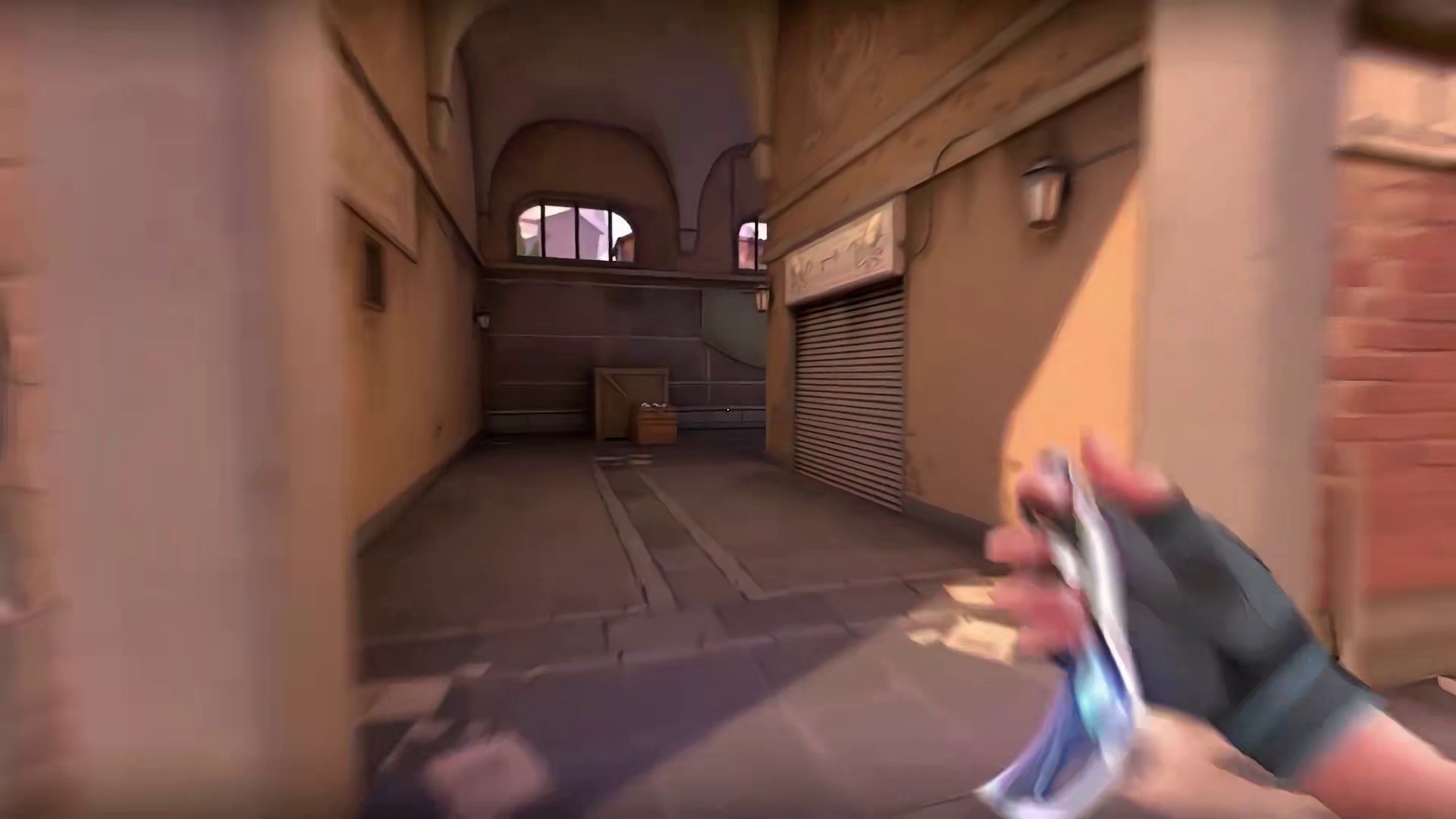 她带着土星的耳钉 夹杂着南方的口音