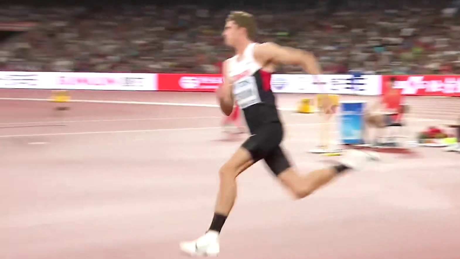 时隔32年，在不被看好的情况下，中国选手张国伟完美一跳创造中国跳高新历史！