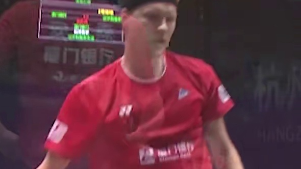 安东森撞向裁判幸好并未受伤，教练却给了他一个大大的赞。 #羽毛球