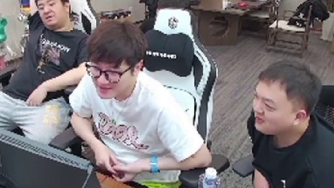 老白看炫石GG数据图，AD继续火热手感全场70回合轰下70杀