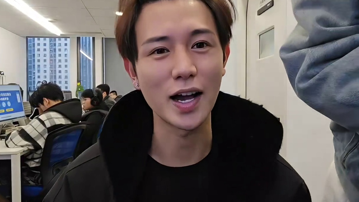 童锦程拍醒上班睡觉员工：醒醒了，上班呢，随后向员工道歉