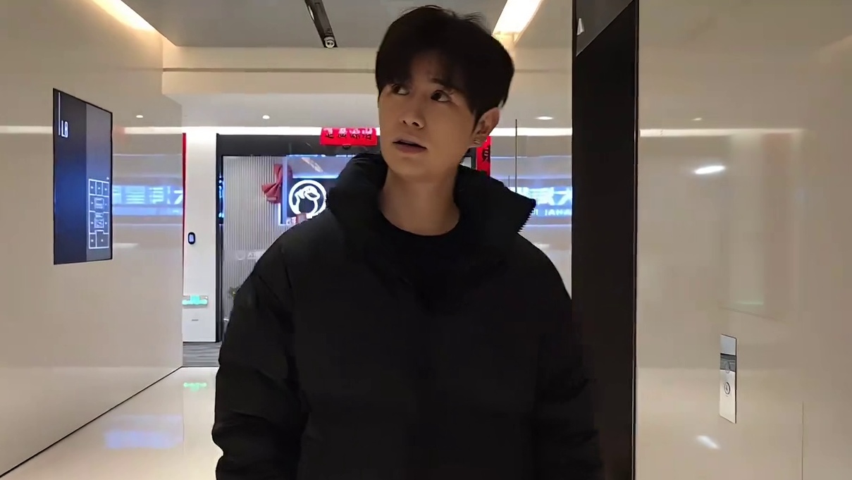 童锦程：一天就给公司挣30，还来吹头发，浪费公司资源