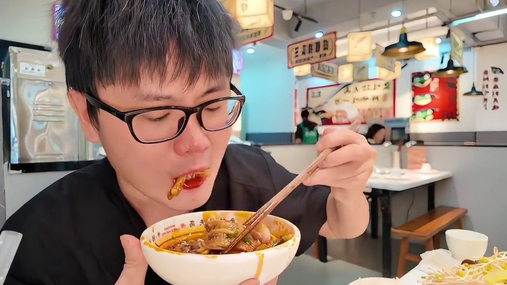 好久没吃这么地道的成都美蛙火锅了！四人餐98，里面是有六斤蛙 #沙井蛙一刀 #跟着烟火榜吃就对了 #