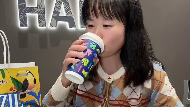 都去喝瑞幸的新品冬至五养拿铁，真的好好喝！#中国咖养中国胃
#瑞幸冬至五养拿铁
#瑞幸咸芝士豆乳拿铁