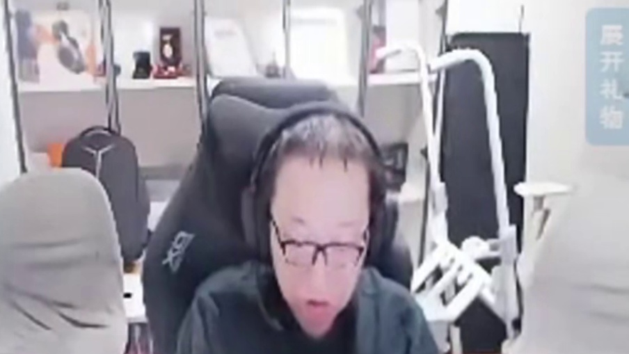 弹幕喊毛青请GG跟EVO吃饭 毛青表示真请不了酒瓶子都得飞脸上 并展示RFF给他发的语音一顿侮辱EV