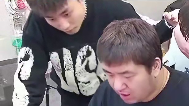 宋皇表示小孩队练习417有焚诀，狂点方向键可让准星始终不扩散