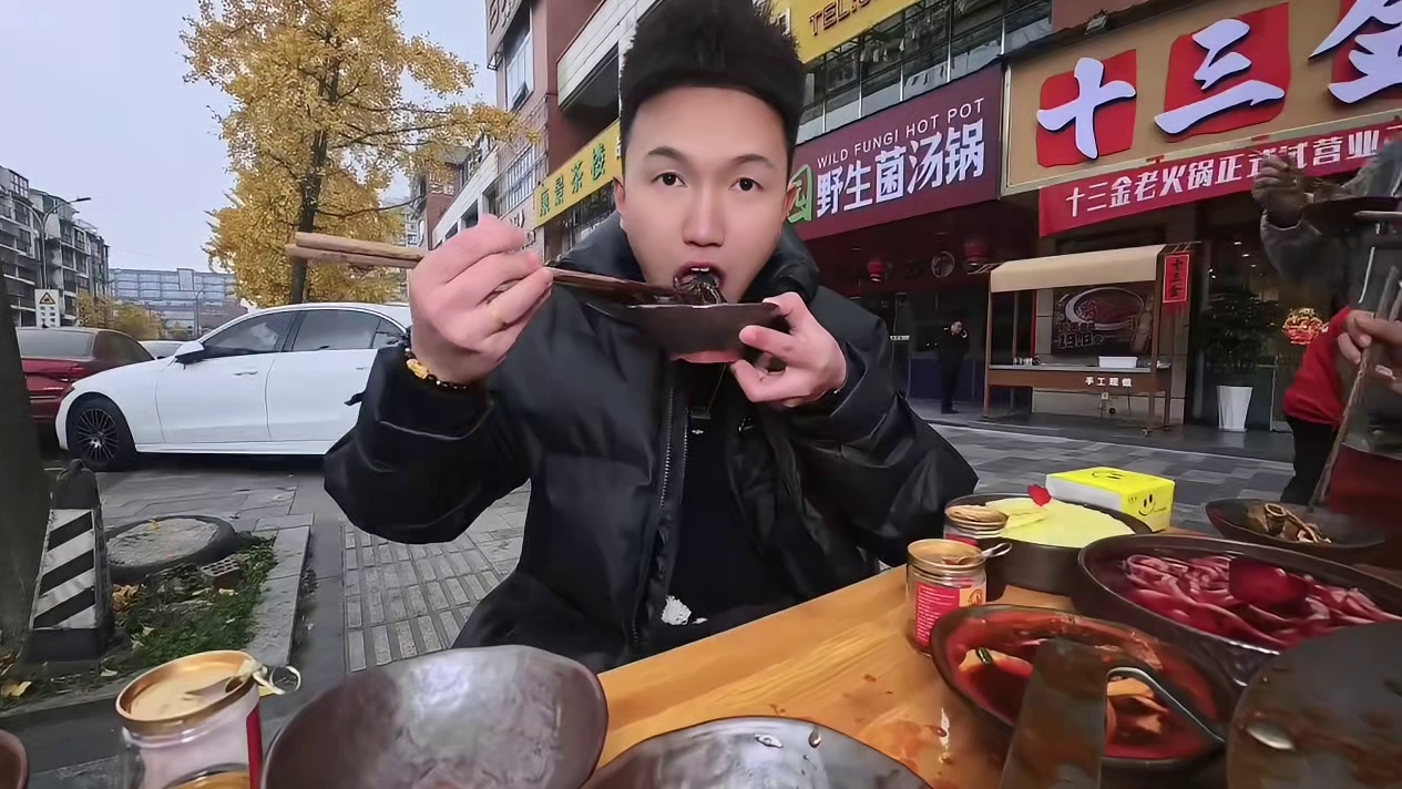 成都越来越疯狂啦！128吃15个菜！还包锅底油蝶#十三金老火锅 #成都火锅 #双楠美食 #金花美食 