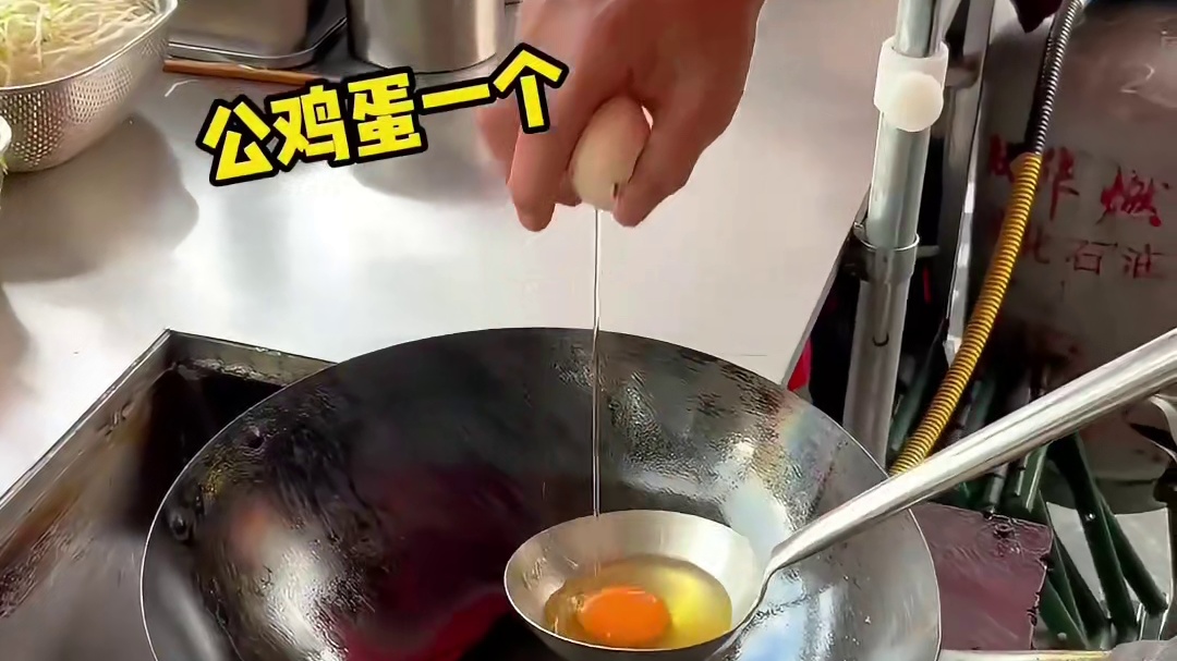 街边 20 一份的卤肉炒饭是真的香！配菜都是十种！真的奈斯！！
