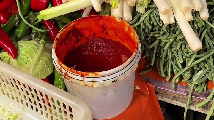 新疆街头大杂烩卤子 新鲜蔬菜现切现炒 配上拉面没谁了