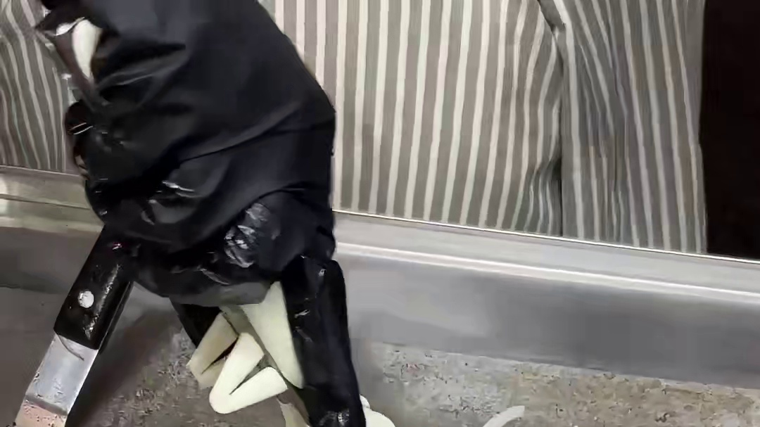 街头偶遇敲可爱的堡堡巴士！大口吃肉的感觉太爽啦！！