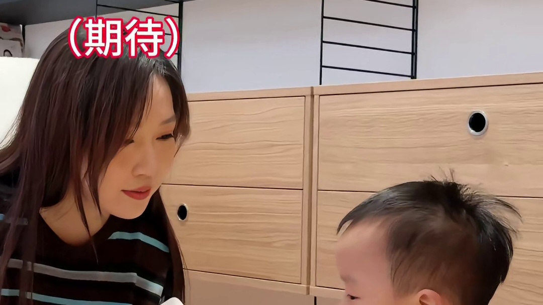 平时怎么引诱都难让米米开金口，直到这只“小米猪”遇上爱吃的柚子…终于按捺不住了！#人类幼崽成长计划 