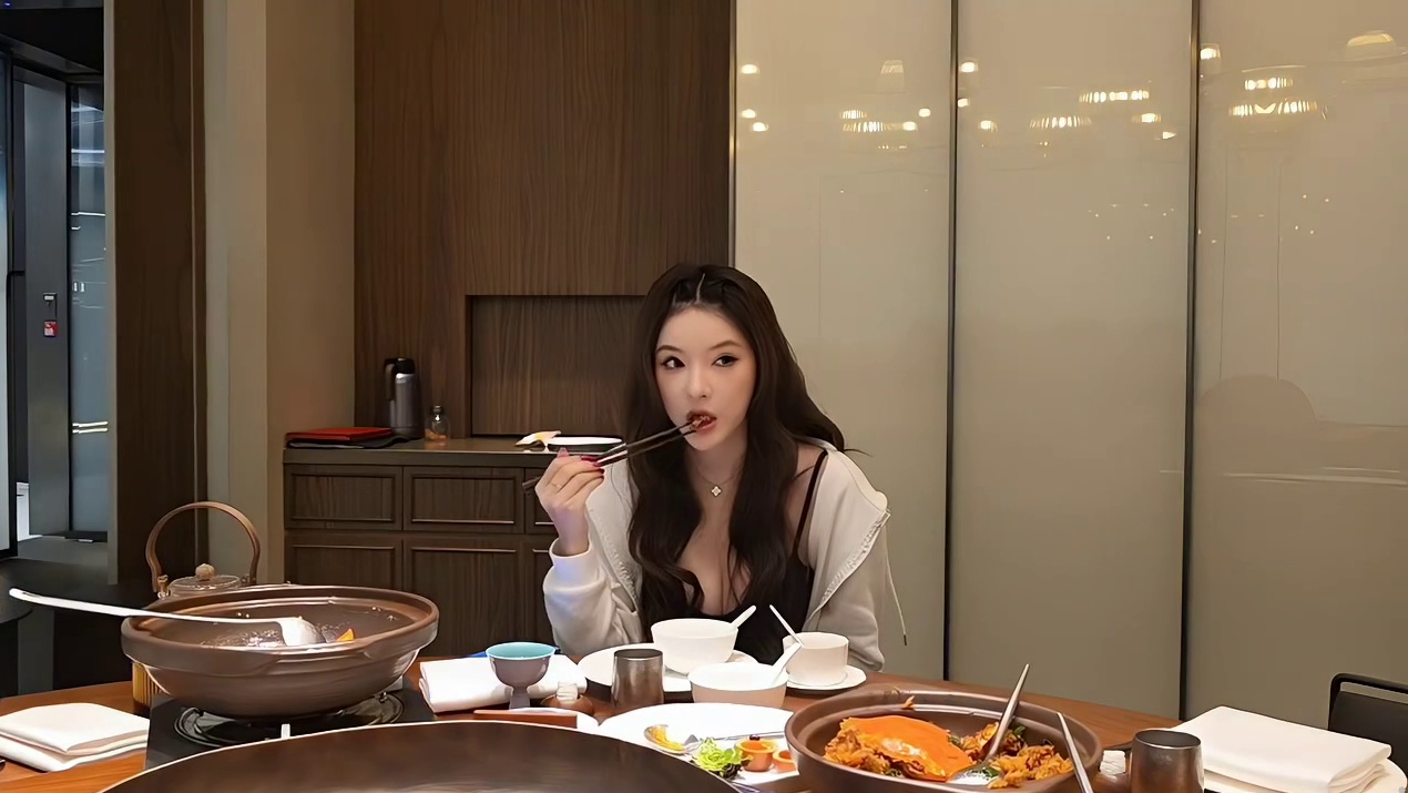 阿B贴脸开大！朱丽娜是谁