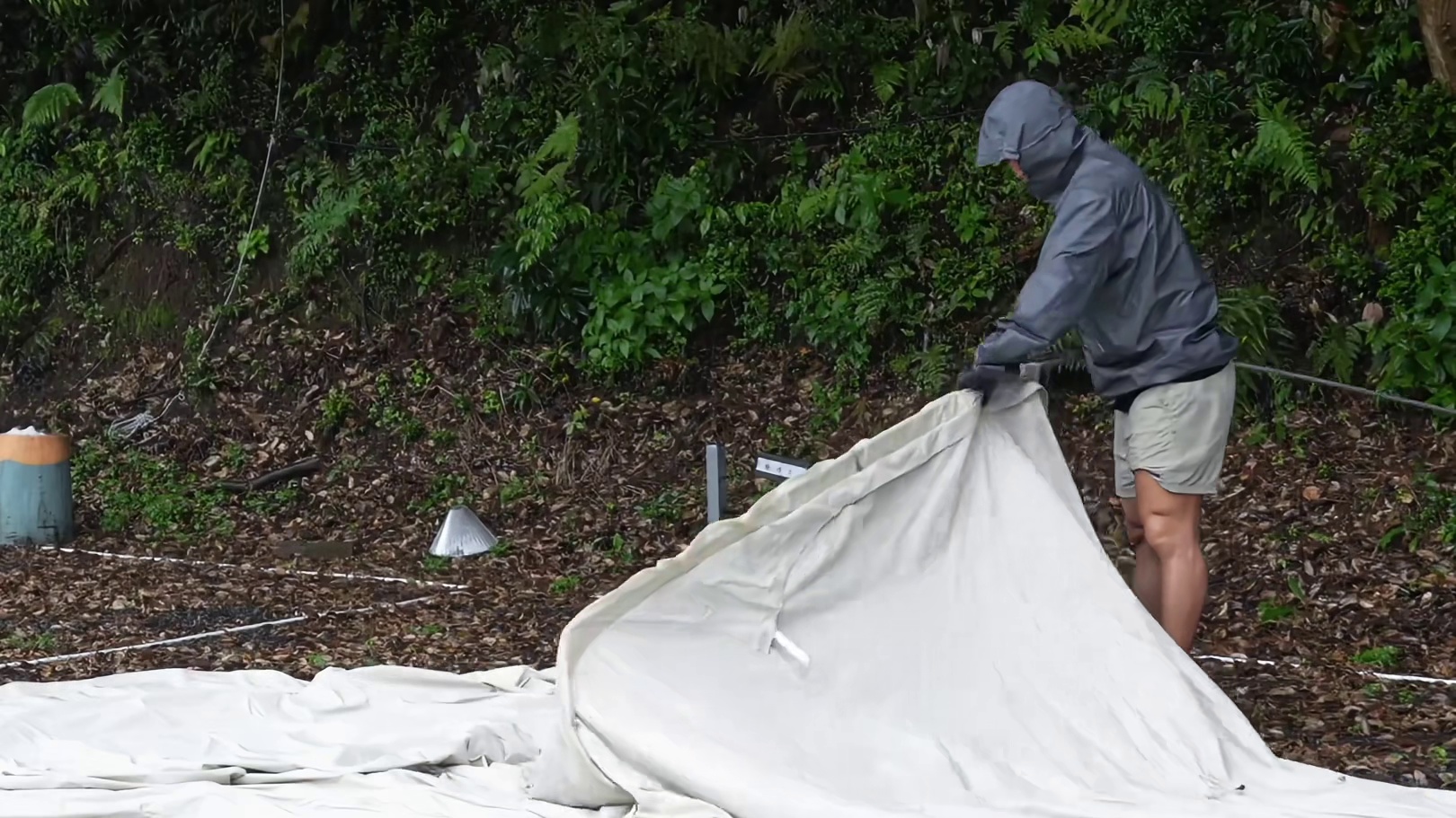 第1集：男人驾驶露营车到野外露营，遭遇暴风雨，搭建帐篷过夜