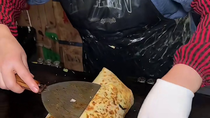东北大姨做的顶配煎饼果子！大饼卷一切！半个比我头还大