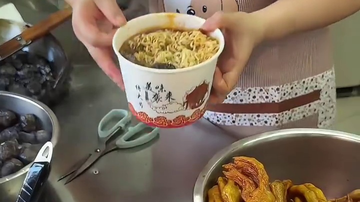 1块钱5个的泡泡臭豆腐，吸满汤汁好好吃啊