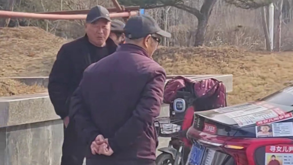 【：希望更多家庭早日团圆】12月9日，山东临沂。在一对新人的婚礼上，一辆特殊的婚车引来网友点赞——视频中的婚车贴满了走失儿童的信息。 12月9日，齐鲁晚报·齐鲁壹点记者采访到车主李先生，他告诉记者，自己平日会接一些婚庆兼职，每次都会提前将车辆信息告知新人，获得同意后再出车。“希望这份公益可以传递下去，让更多家庭早日团圆。”