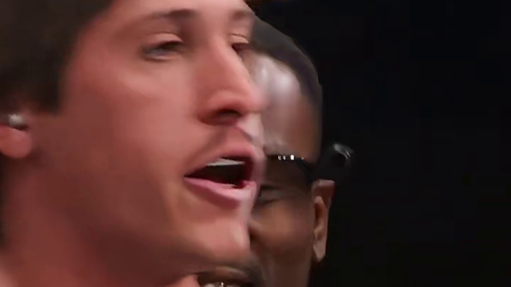 350磅重的巴掌狠狠扇过来，不缩脖子就是硬抗！