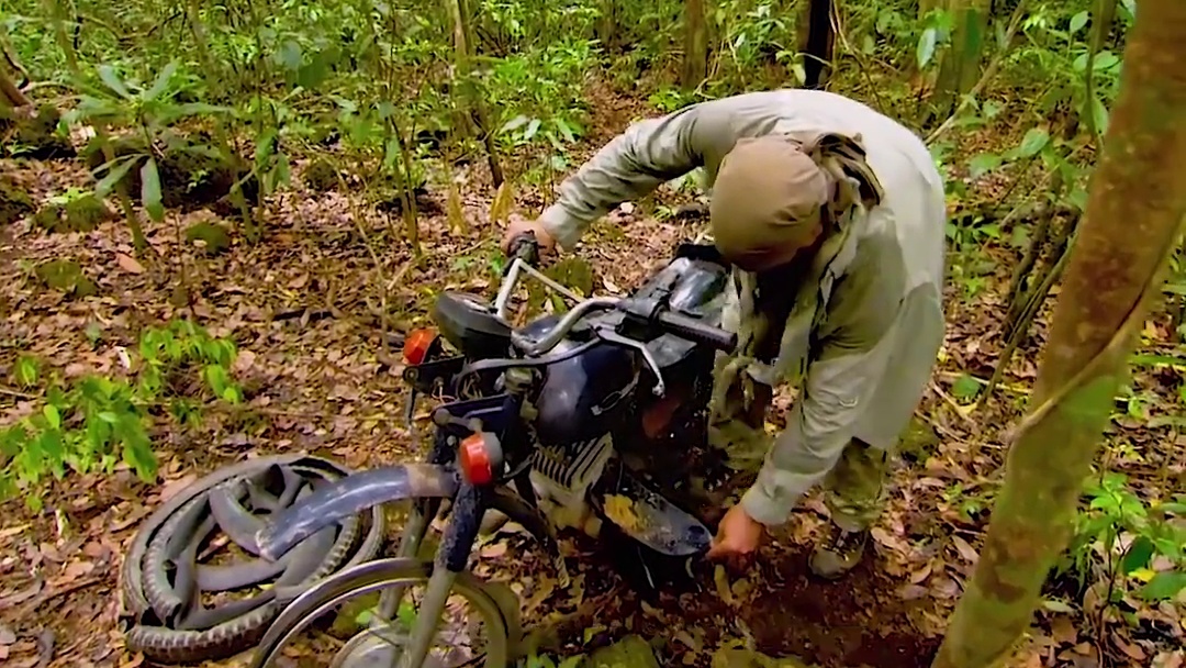 乔和马特荒野求生，捕捉野猪，拿98K打野鹿#抖音商城话费 #荒野求生 #荒野生存