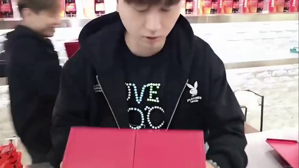 感谢G哥送来的3瓶路易13。
#小小小酷哥 #组织1995 #路易十三 #店内